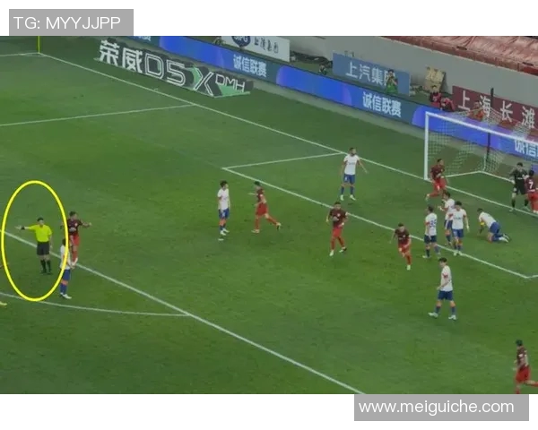 国安与鲁能比赛中争议视频引发热议球迷热议裁判判罚是否公正